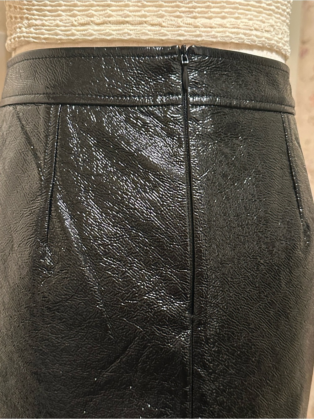 Aritzia Mini Skirt Wilfred Black Crinkled Faux Leather Vinyl Size 4 - Picture 4 of 9